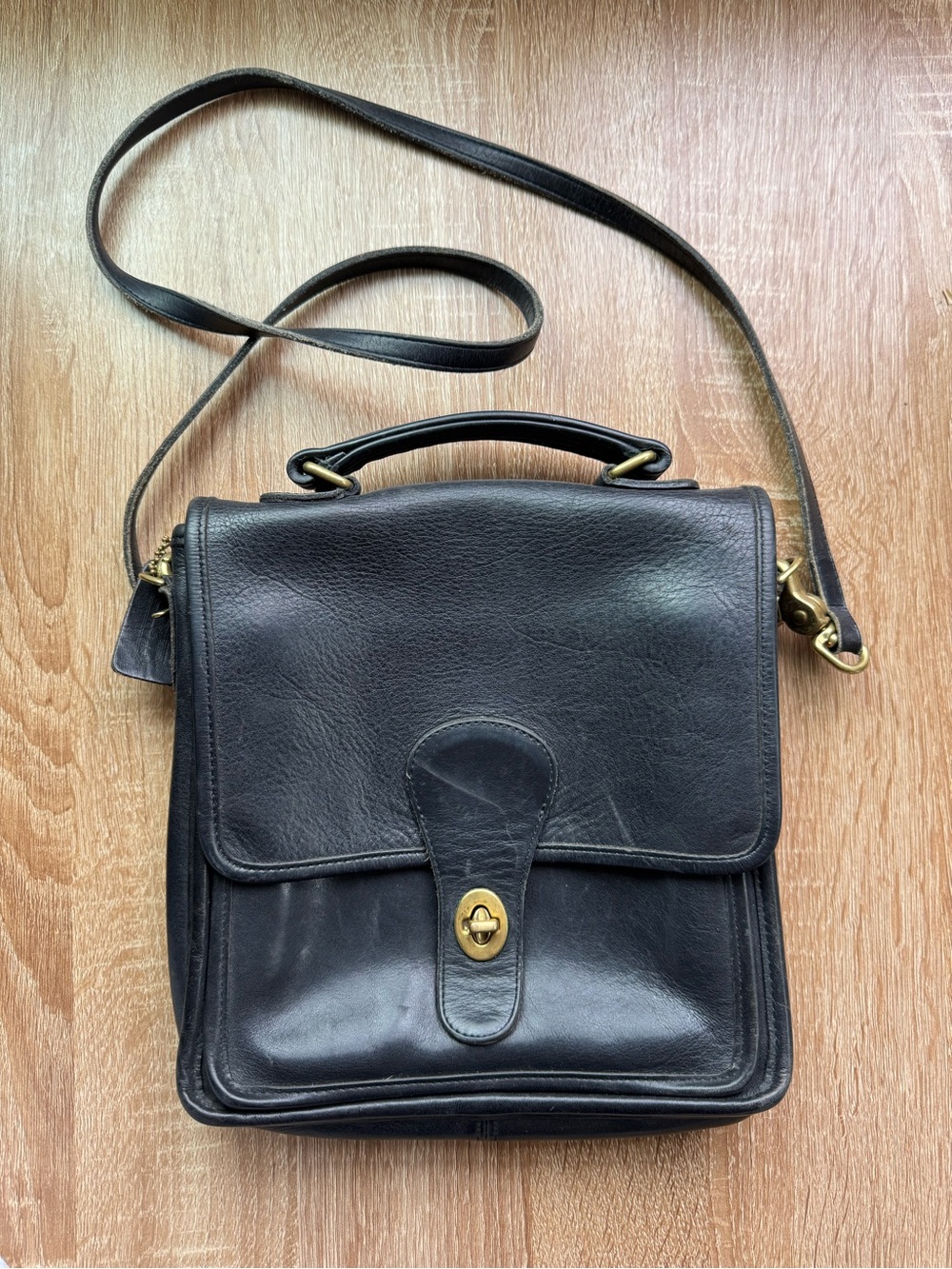 Vintage 90s Coach Station Black Leather Crossbody - Picture 1 of 4